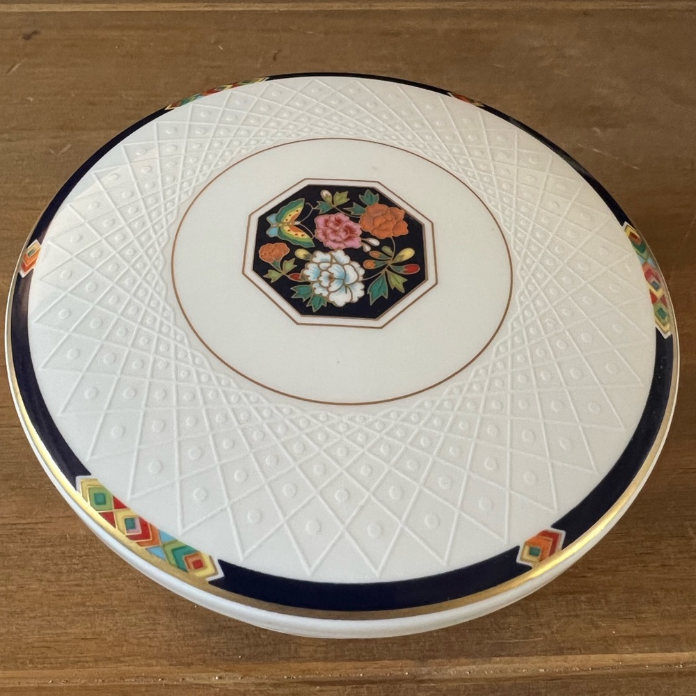 Beautiful rice bowl/ trinket perfect condition no chips or cracks. 2.5”H x5”